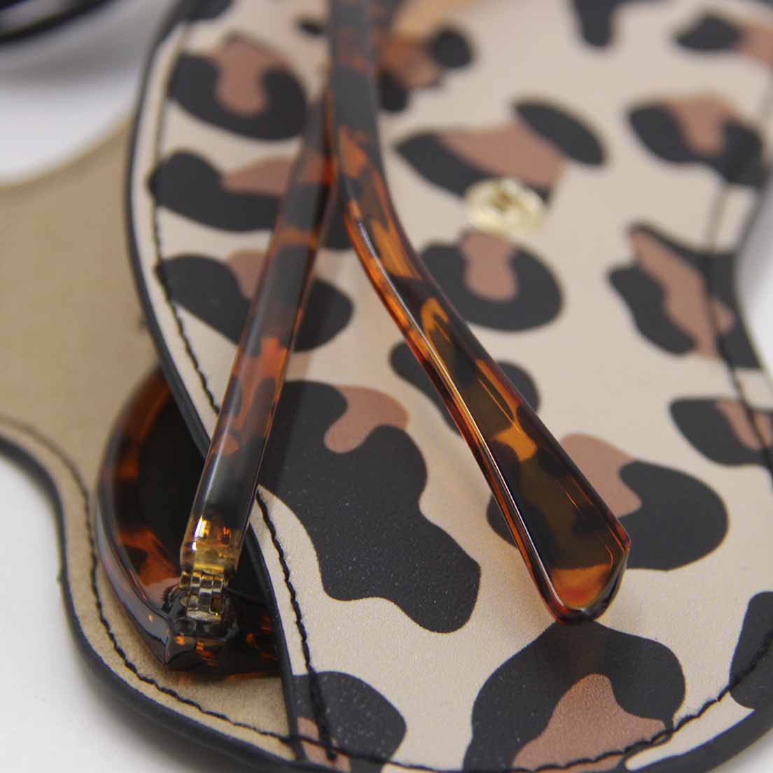 Estuche colgante para lentes diseño animal print